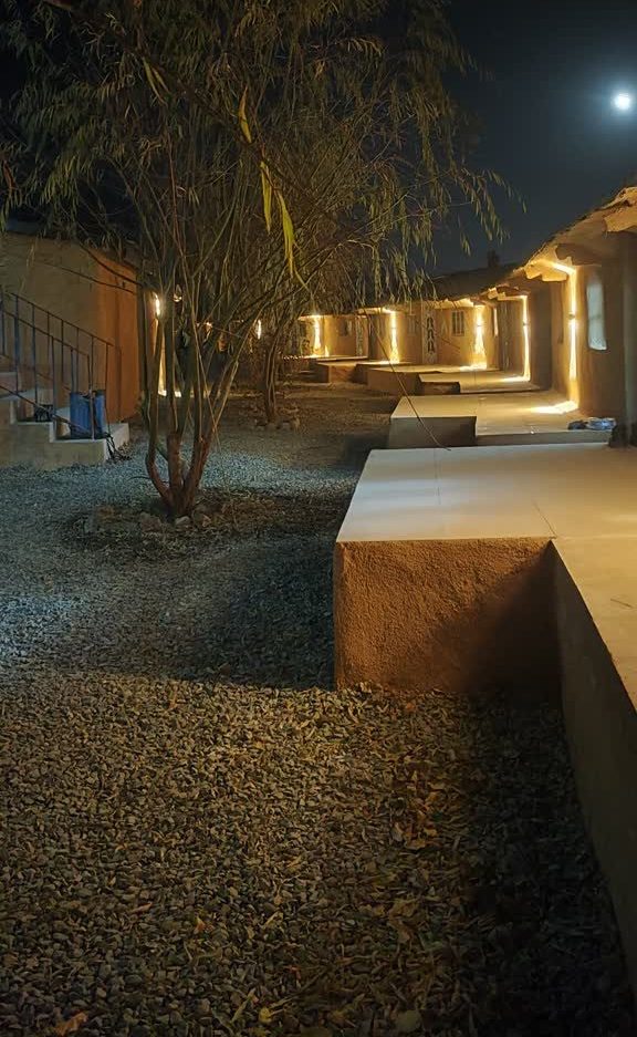 بیرون کلبه در شب